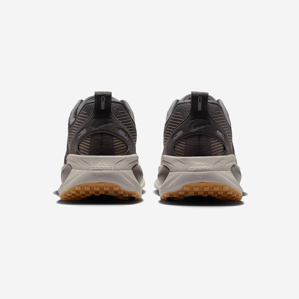 Nike Vomero 18 [HM6803-215]