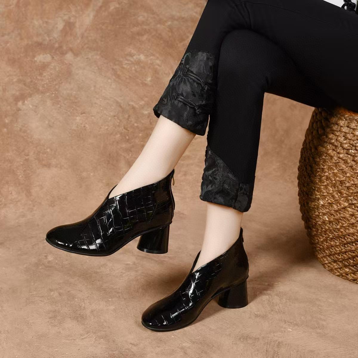 

Round head thick heel short boots women s 2025 European and American style round head rear zipper fashion boots niche personalized leather boots wo 34