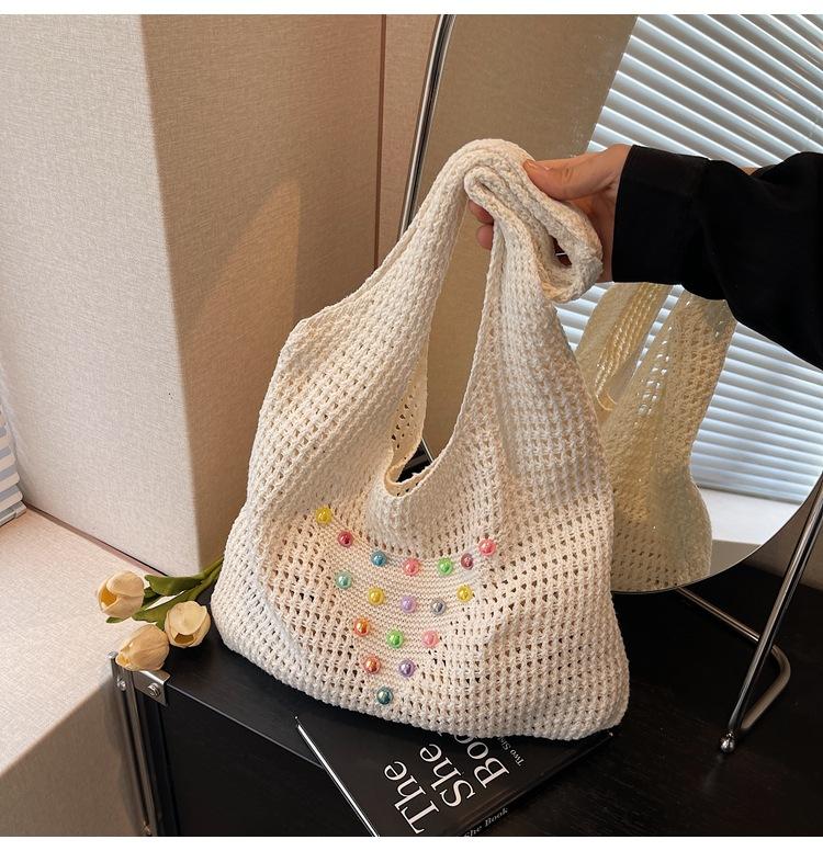 

Нишевая вязаная сумка через плечо женская 2025 новая полая соломенная сумка цветная жемчужная плетеная сумка