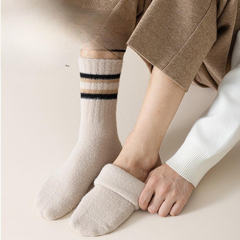 Men's Thick and Warm Mid-calf Socks for Autumn and Winter, Simple and Versatile Sports Socks with Two-bar Color Matching