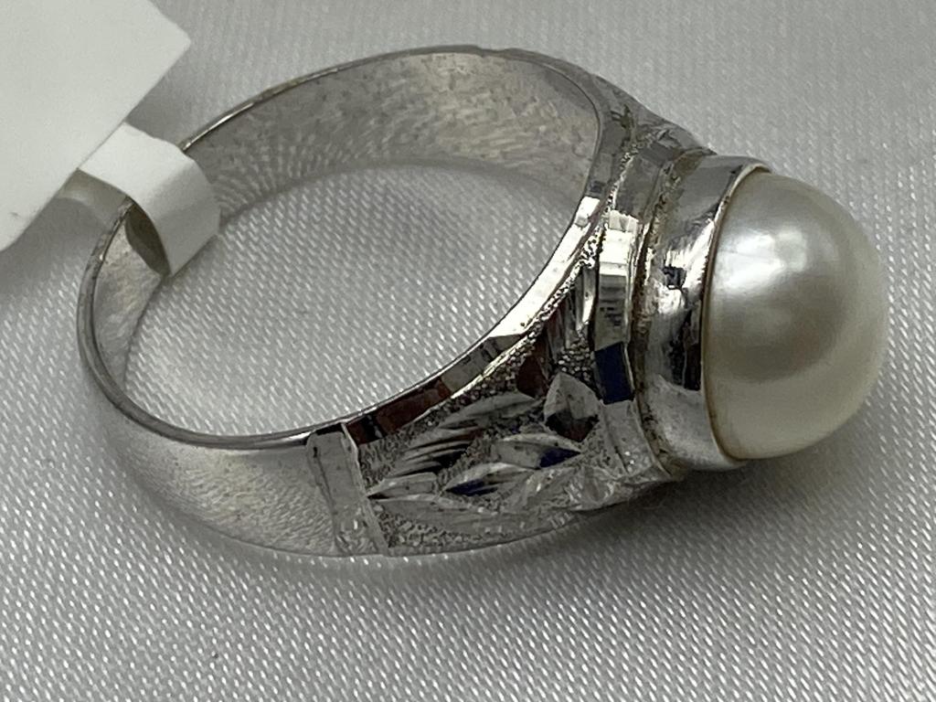 Elegant 925 Sterling Silver Ring set with a lustrous Pearl, offering timeless sophistication and classic charm.