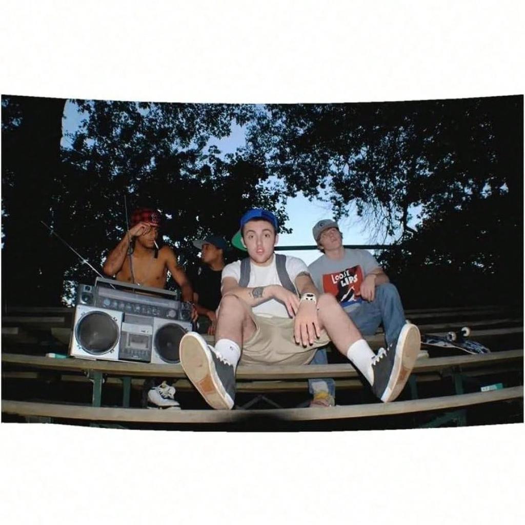 1 szt. Mac Miller HipHop Vintage Gobelin Poliester Płaski Wiszący na Ścianę 2D Dekoracja dla Fana Rapu do Sypialni Streetwear Wystrój Akcent Pokoju