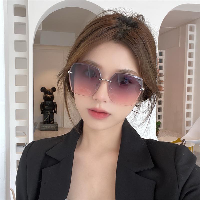 Sunglasses women's summer big face year new anti-ultraviolet women's frameless Internet celebrity sunglasses seaside sun protection photo