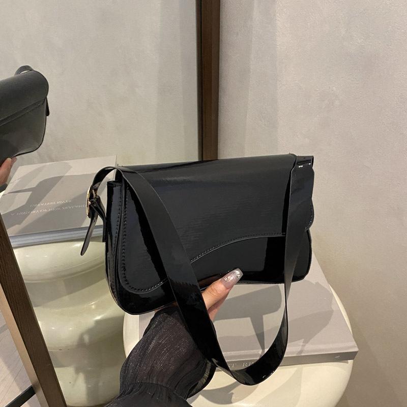 

High quality new flip magnetic buckle shoulder bag women s commuting fashion simple casual versatile messenger bag women s bag Without pendant