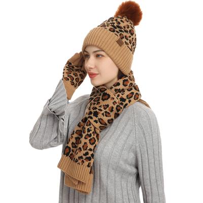 Die neue Herbst/Winter 2021 Strickmütze, Wollmütze für Damen, schicker und ausländischer Leopardenmuster, warme Mütze, Schal, Handschuhe, dreiteiliges Set