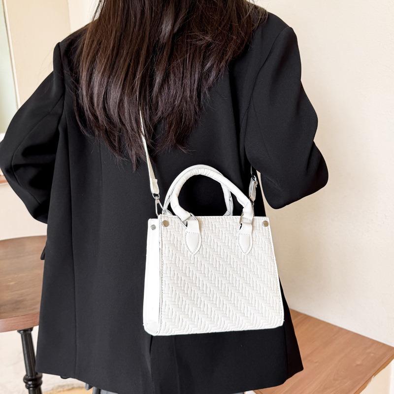 Retro small bag women's autumn and winter versatile new fashion shoulder messenger bag popular portable small square bag