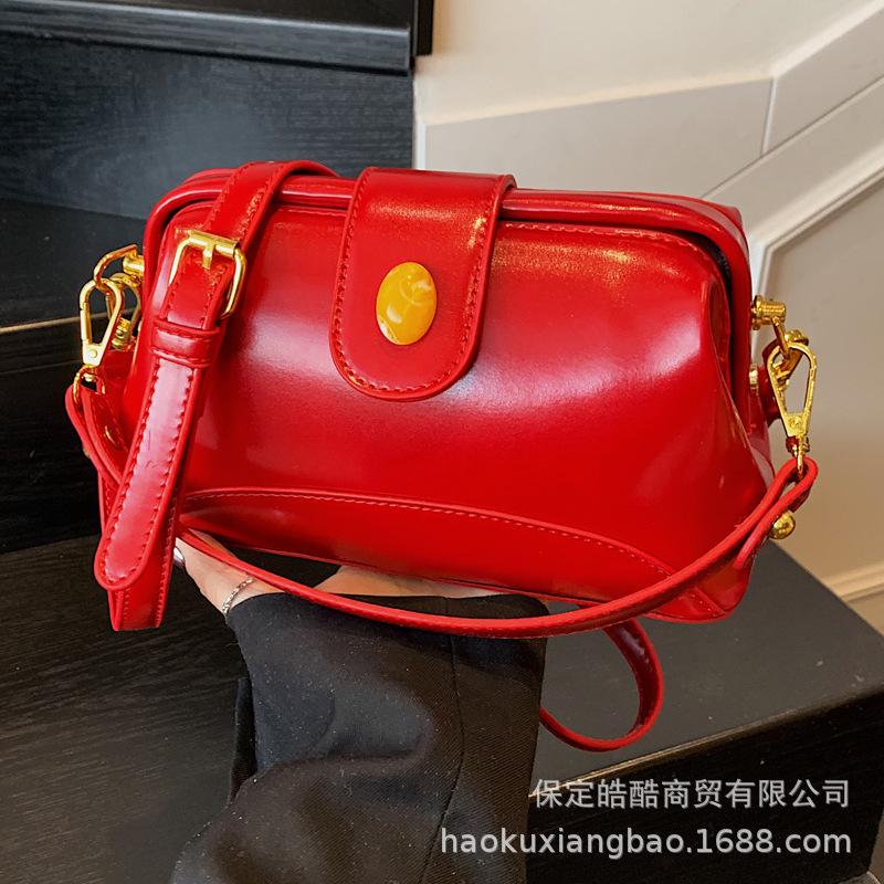 Premium sense niche bag women's summer 2025 new fashion messenger bag Korean version ins portable clip small square bag