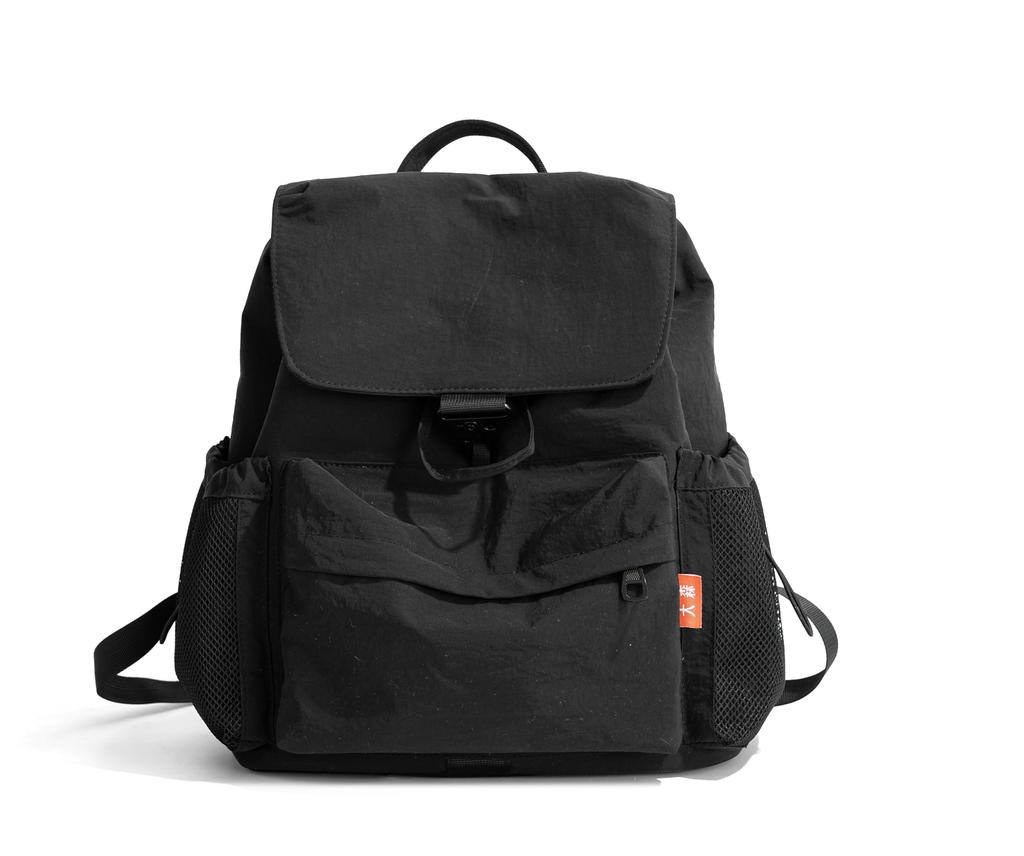 Double-strapped backpacks with large capacity. Suitable for travel, casual use and commuting. They have a niche and high-end fee