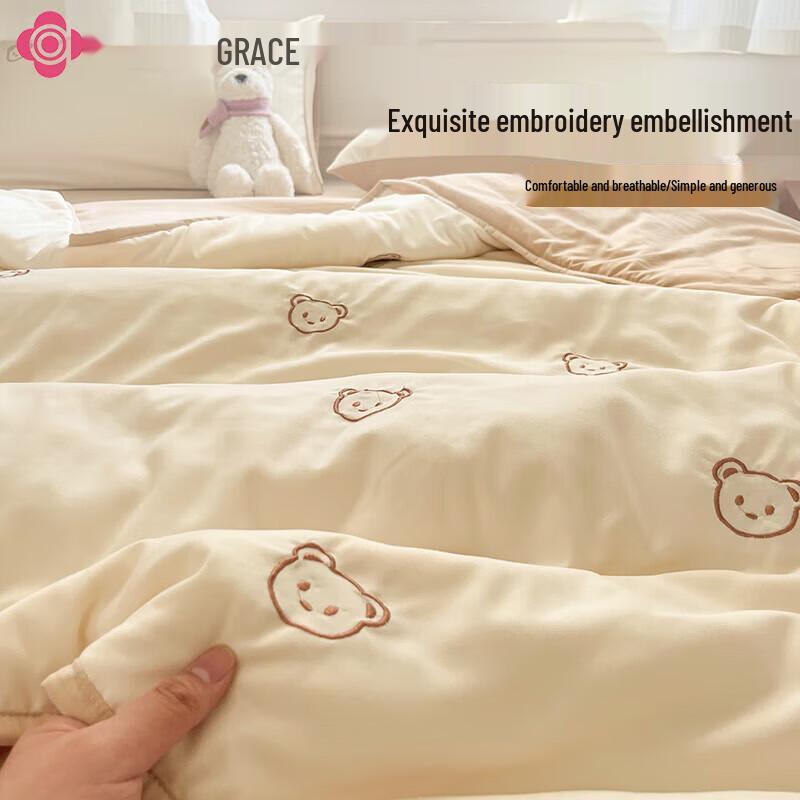 Grace Embroidered Little Bear Summer Quilt Set