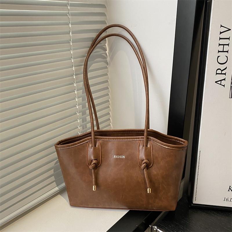 Luxurious Vintage Style Large Capacity Pu Tote Bag For Women Ideal For Commuting