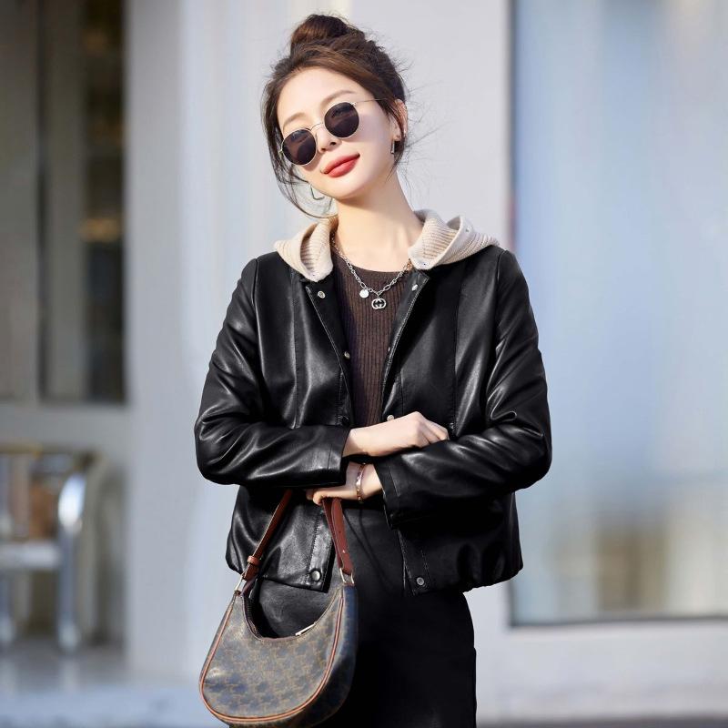 Modna damska kurtka ze skóry PU - z kapturem, ocieplana polarem, dopasowana, krótki styl Petite na wiosnę i jesień 2025