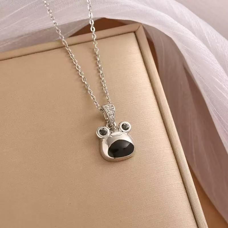 Vintage Titanium Steel Women's Pearl Pendant Necklace - Light Luxury Clavicle Chain