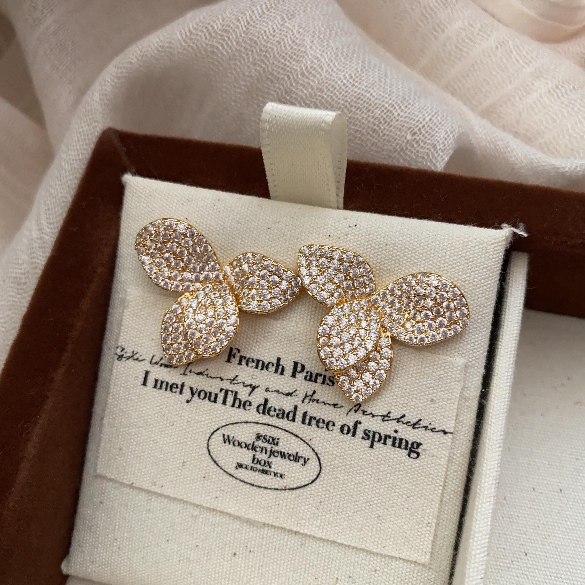 

Full diamond stud earrings, flower temperament, exquisite light luxury earrings, high-end lily earrings, popular fashion women