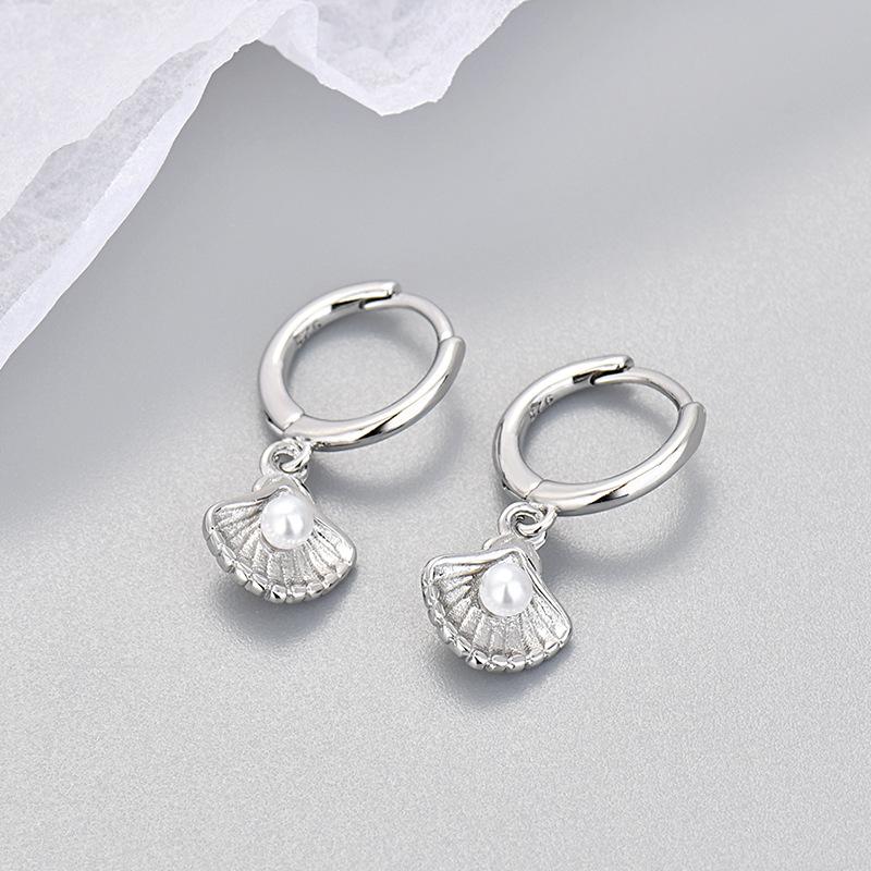 Luxury Fan Shaped Pearl Ear Cuff Women Fashionable Personalized Ocean Elegant Earrings copper