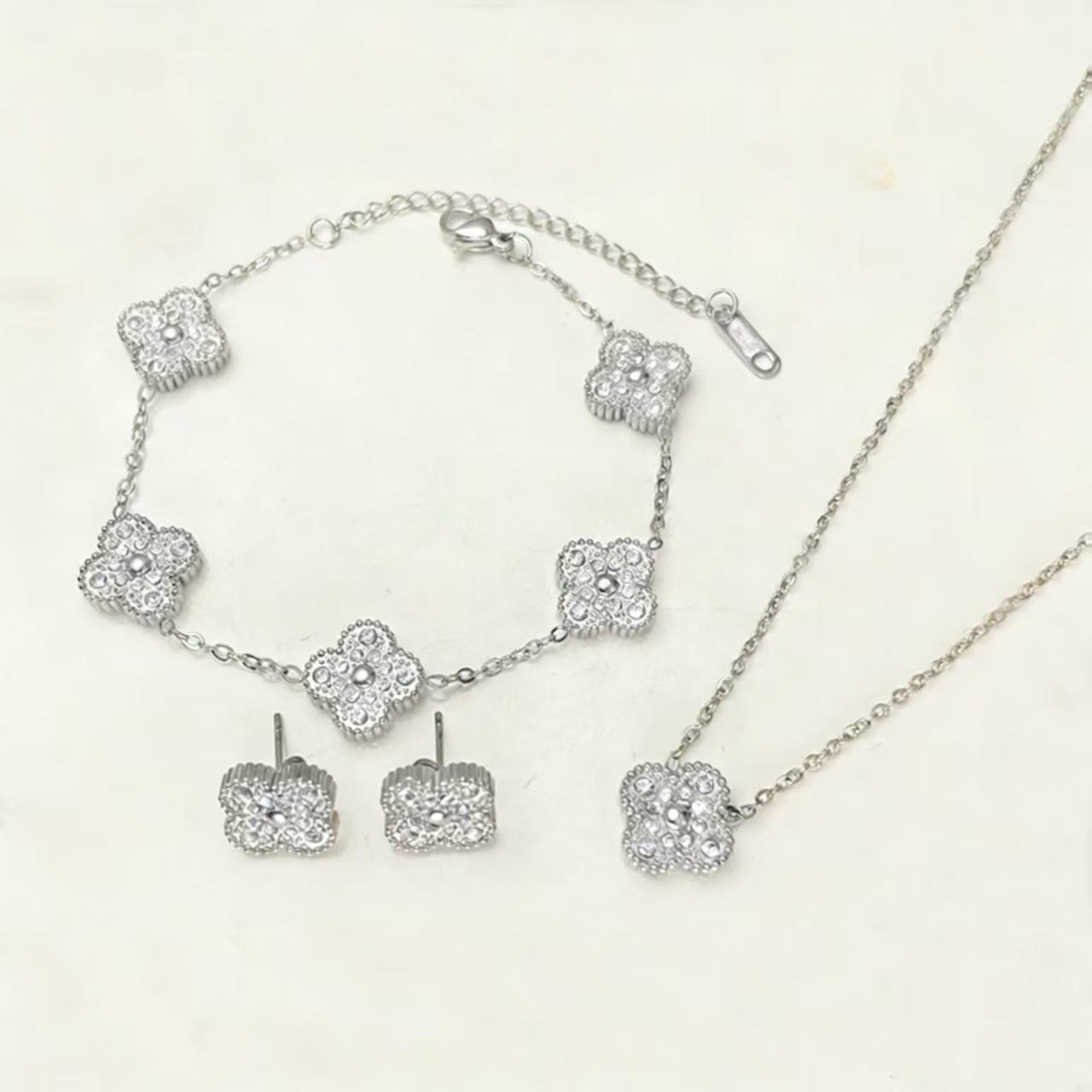 

3pcs Full Diamond Four-leaf Clover Flower Bracelet Three-piece Set with Earrings and Necklace, Textured Titanium Steel 18K Gold Jewelry