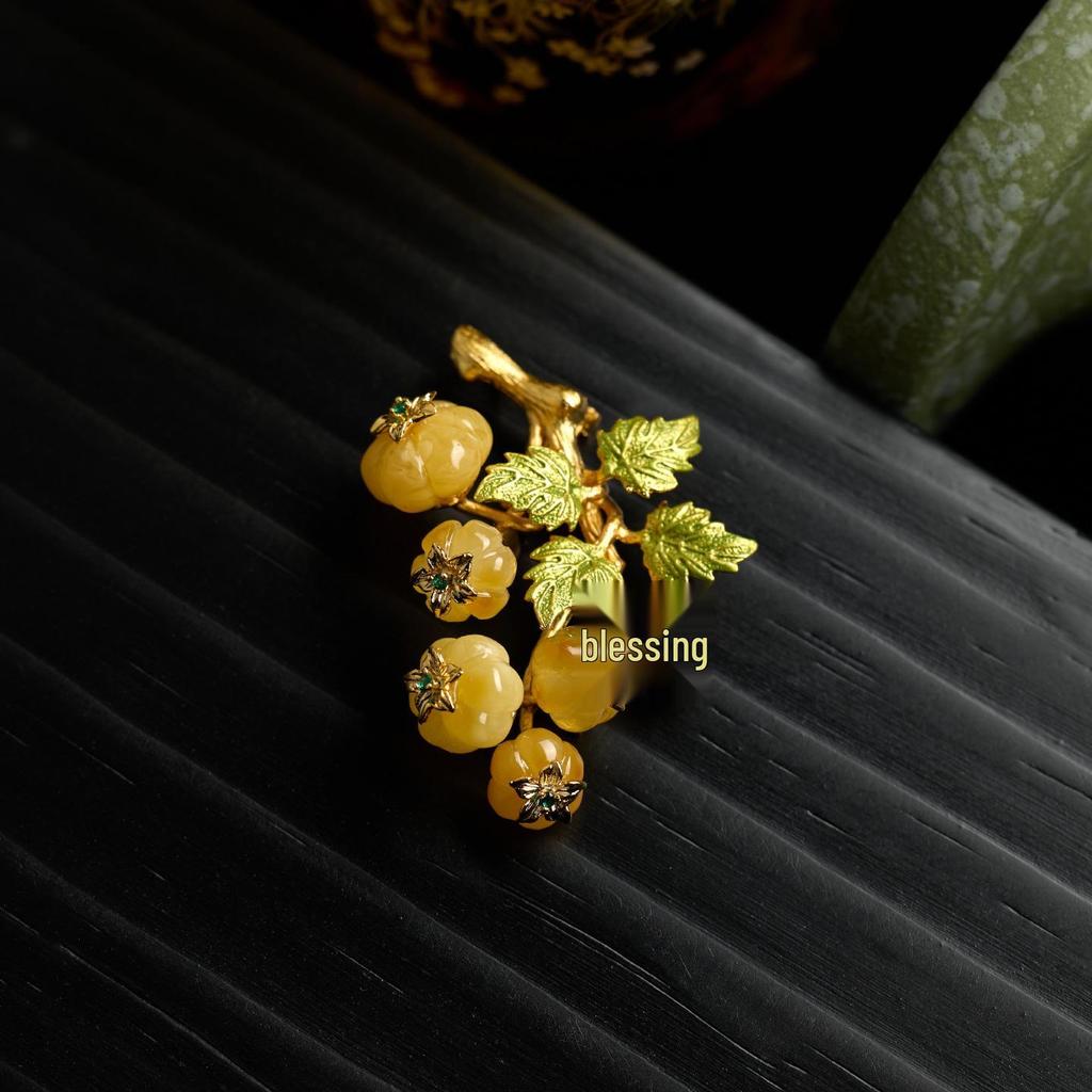 Amber Beeswax Brooch: Elegant Retro Design Cheongsam Accessory and Gift Corsage