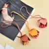 Blumiger Taschenanhänger Schlüsselanhänger mit geflochtenem Leder für Damen Accessoires