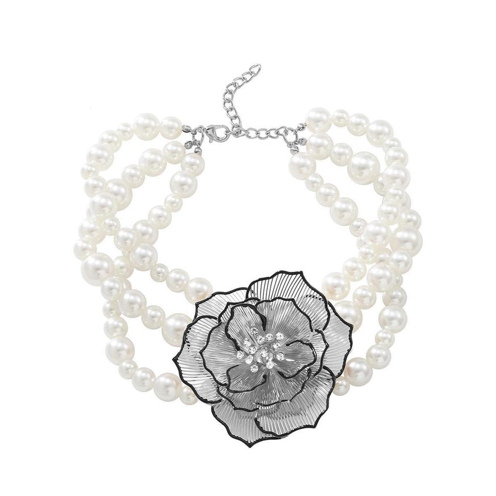 Grenzüberschreitendes Schmuckset mit Perlen und Kamelien für Damen: Halskette, Armband und Ohrringe im Retro-, trendigen und übertriebenen Stil