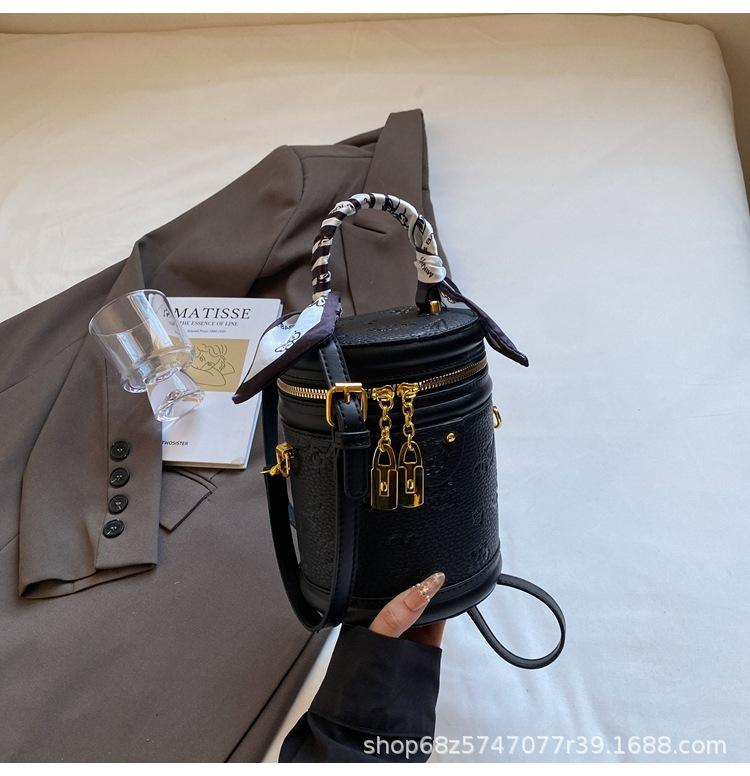 Hot-selling versatile high-end Korean version temperament portable bucket bag niche cute embossed women's messenger bag