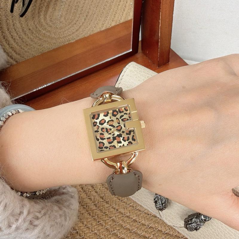 Armbanduhr im koreanischen Stil mit quadratischem Zifferblatt, Eine luxuriöse und raffinierte Damenuhr mit einem einzigartigen Leopardenmuster-Design.