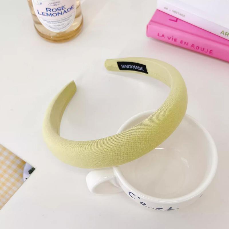 

The Hairband Is A Fresh and Delicate Floral Wide-edge Headband with A High-end Feel. The Hairpin Is High on The Top of The Head Yellow hairband