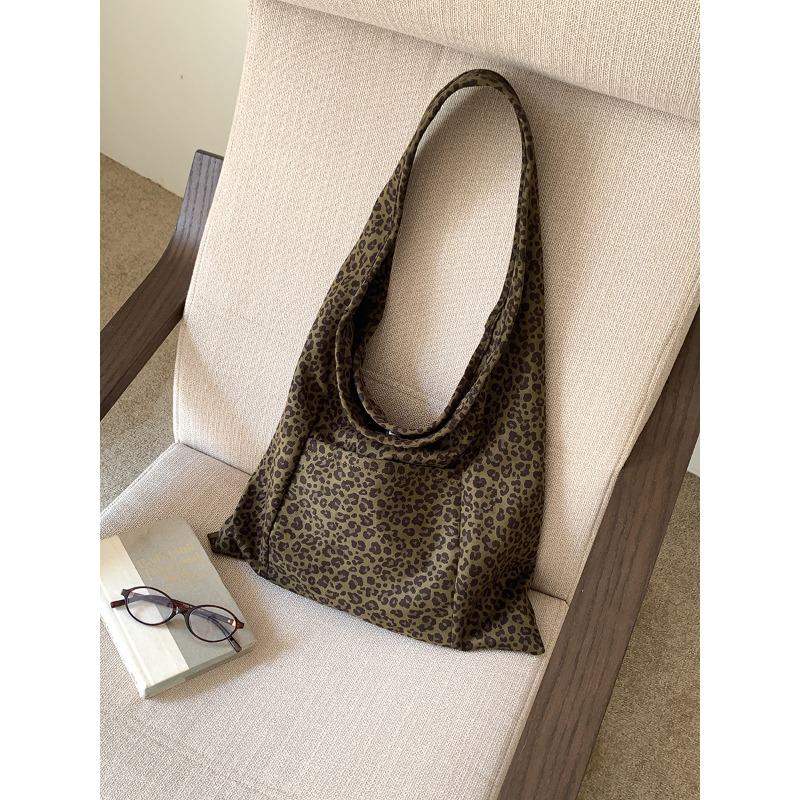 

New tote bag women s personality trend large-capacity commuter bag casual personality leopard print shoulder bag