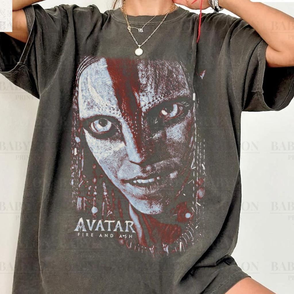 Maglietta Avatar Varang: Maglietta Avatar Fuoco e Cenere, Maglietta Animal Kingdom, Maglietta Pandora, Avatar Varang Pandora Land Maglietta Na'Vi