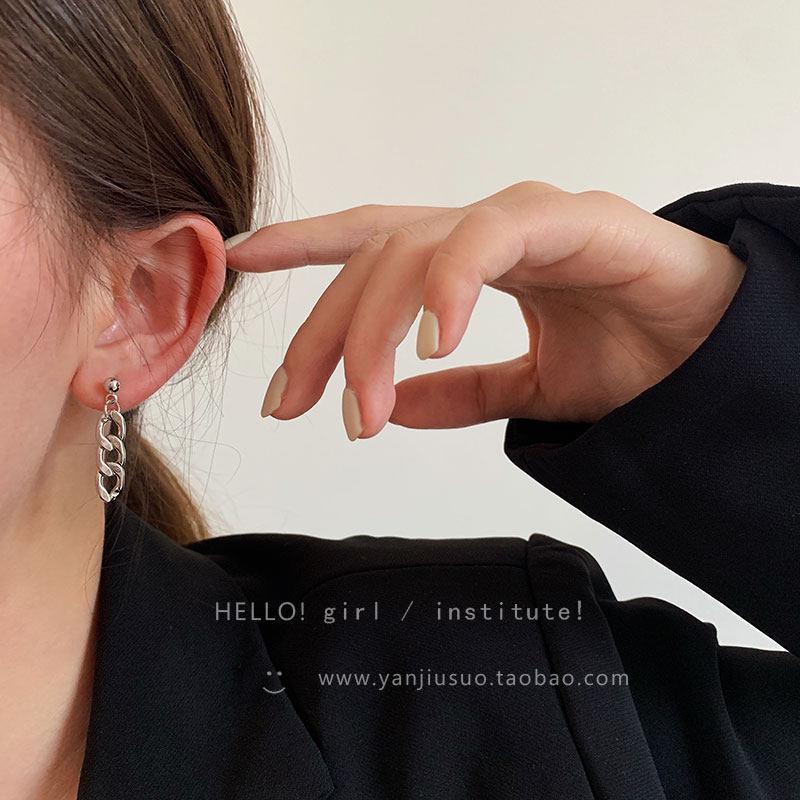 Eleganckie kolczyki z perłami: Prosty, luksusowy design na jesień/zimę 2024