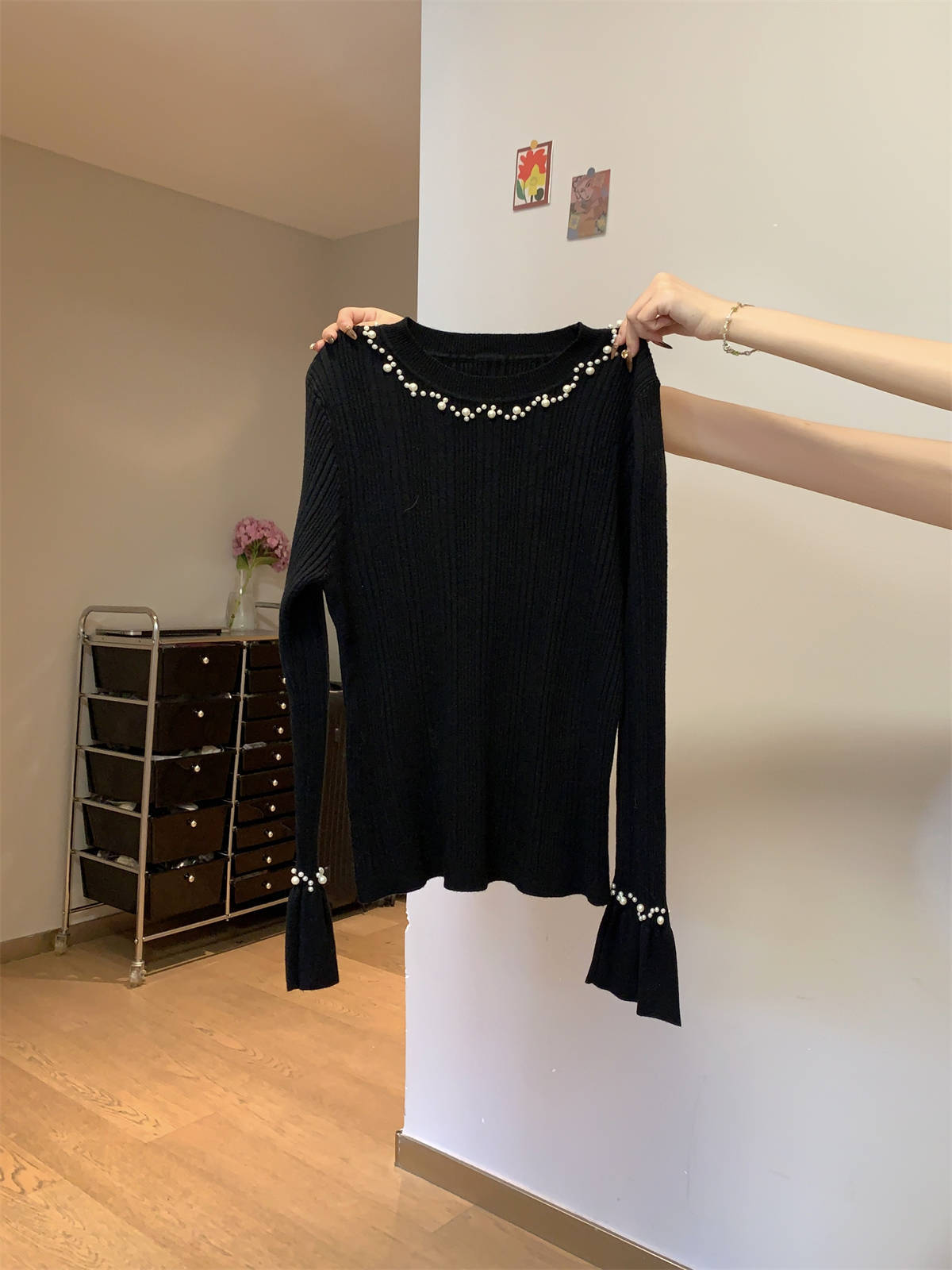 

Atmosphere женская базовая рубашка с бисером, весна 2025, красивые рукава-колокольчики с вязаным свитером, облегающий темпераментный топ L чёрный