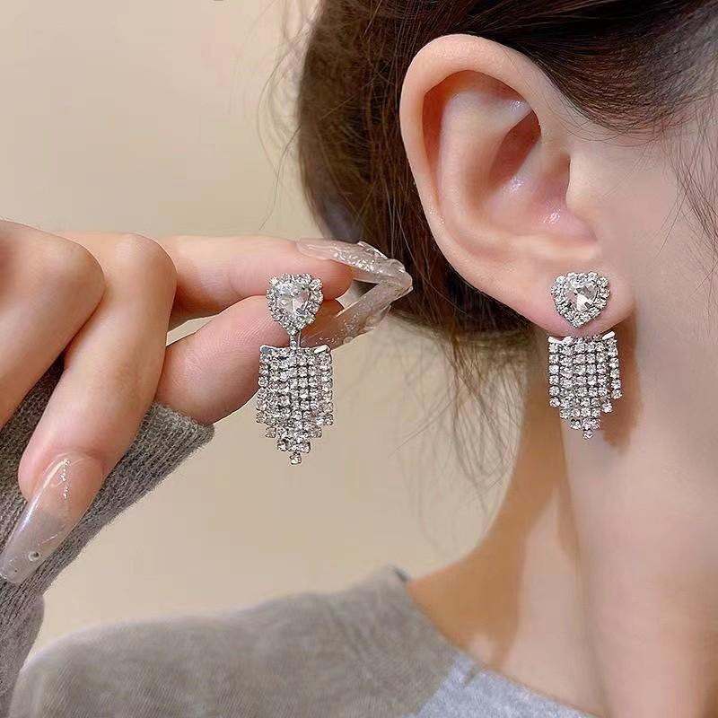 Light Luxury Temperament Design Sense Love Earrings Women's New Stud Earrings Retro High-end Sense Versatile Trendy Earrings