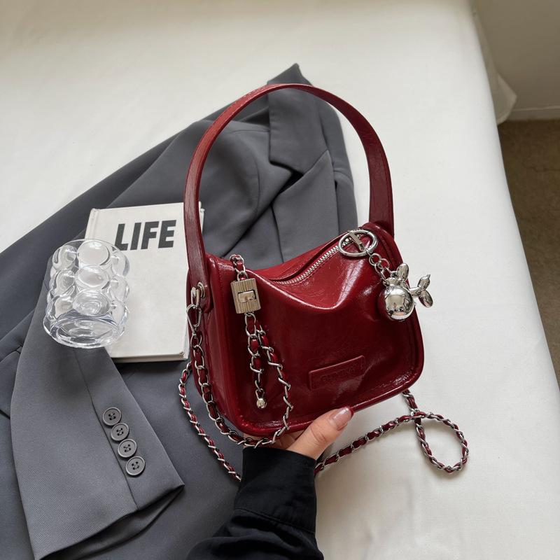 

Niche design French underarm bag women s summer 2024 new fashion shoulder crossbody personalized women s small square bag without pendant бордовий