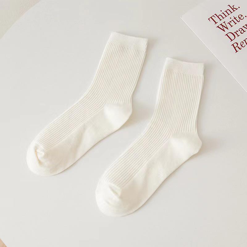 "Women's Mid-Tube Solid White Socks - Trendy Japanese Style for Autumn and Winter"