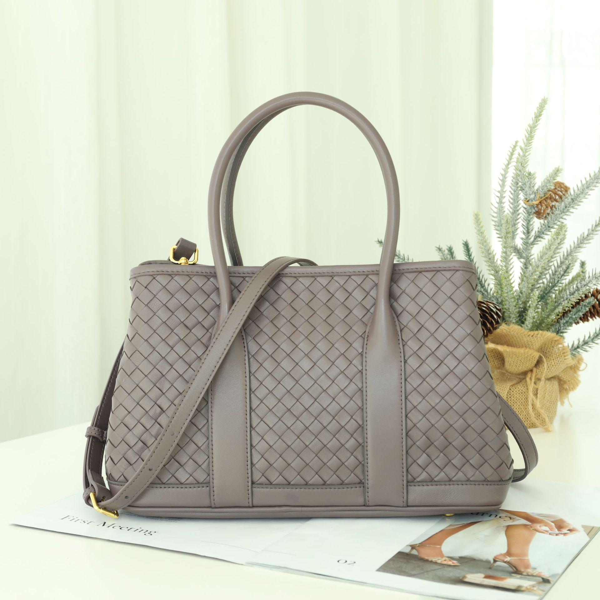 

High-End Woven Lambskin Leather Women s Garden Bag: Original Design, Trendy & Versatile 32cm Length, 15cm Width, 20cm Height