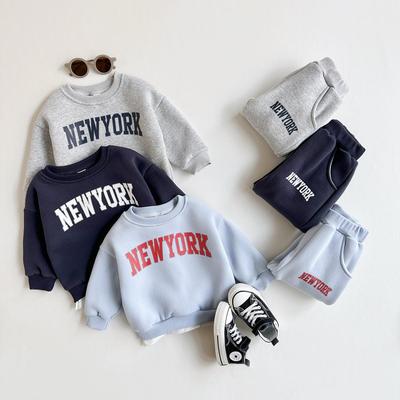 Conjunto de dos piezas para bebé niño: Sudadera con capucha y pantalones deportivos de felpa con estampado de letras para otoño/invierno.