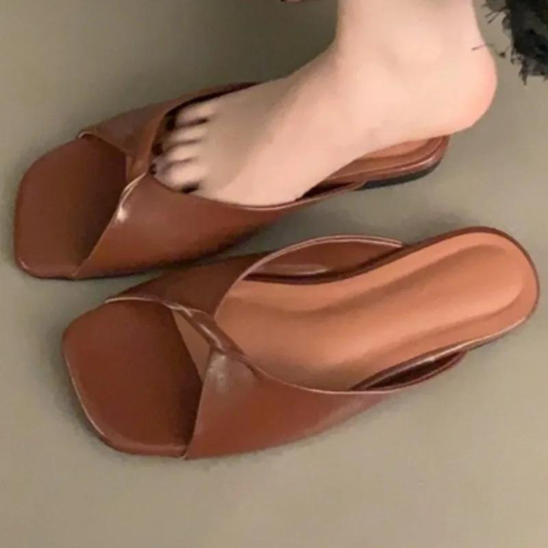 Móda Horký Prodej 2025 Léto Dámská Móda Čtvercová Špička Otevřená Špička Úzké Pásky Sandály Nový Styl Otevřená Pata Měkká Podrážka Plážové Žabky