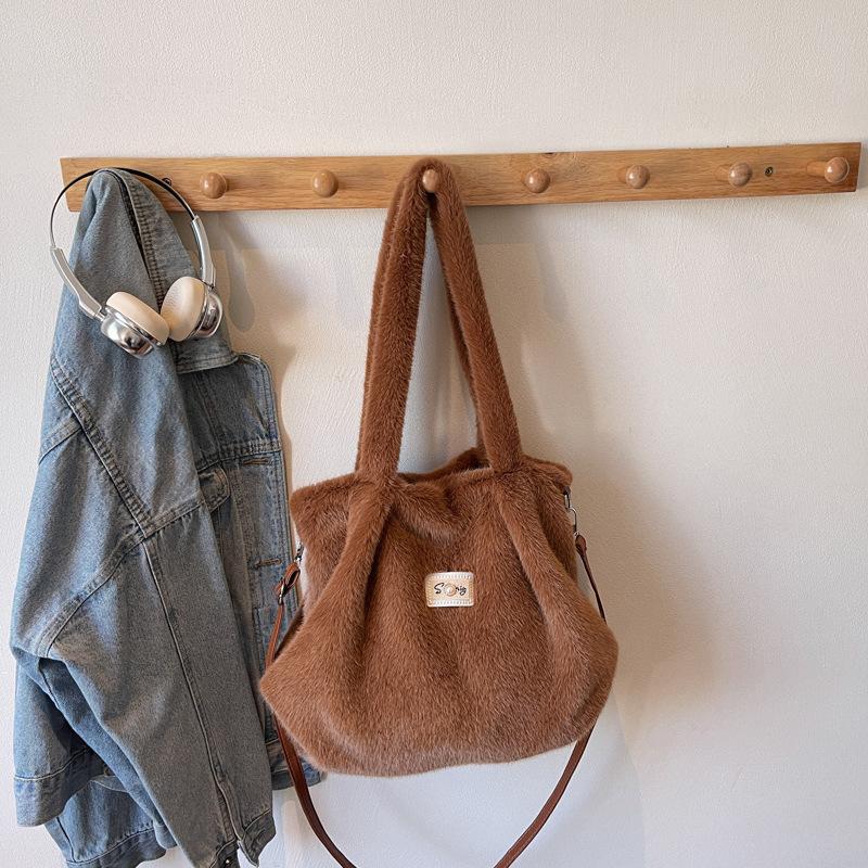 Plush bag women's 2025 new autumn and winter popular fashion lazy relaxation commuter tote bag messenger bag
