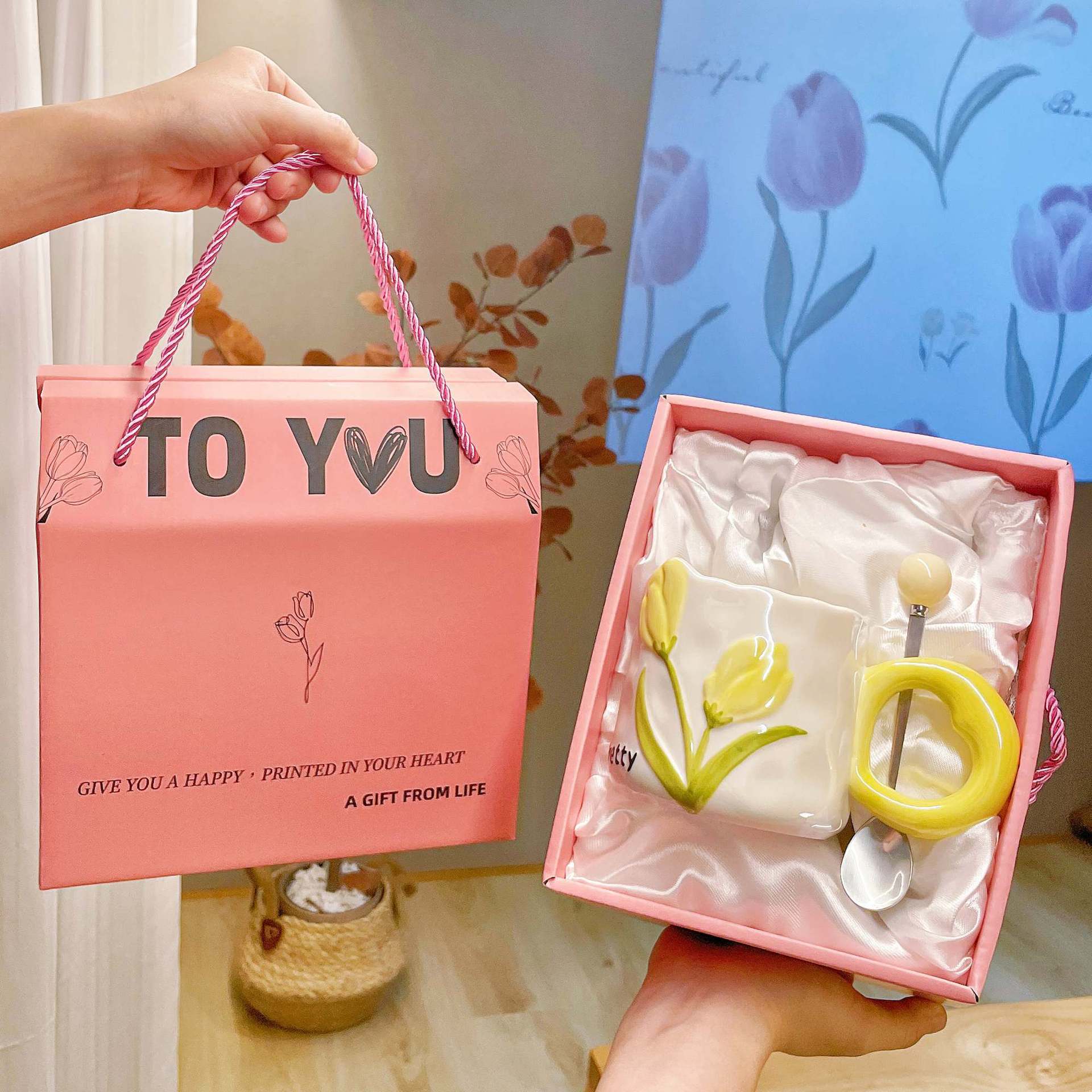 

Graduation gifts for teachers, college students, practical mugs, women s high-value tulip ceramic cups, souvenir water cups 301-400ml