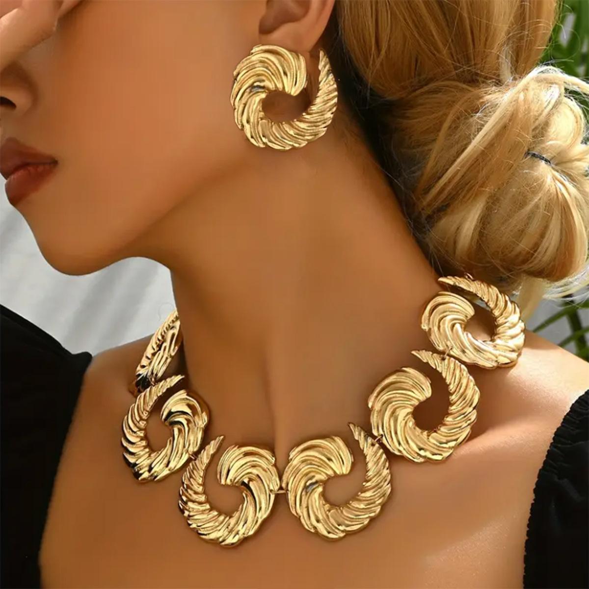 

3-Piece Vintage Vacation Style Spiral Necklace and Stud Earring Set for Everyday and Party Occasions золотисто-желтый