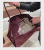 The Row – Margaux 15 – Tragetasche aus Wildleder im Retro-Look