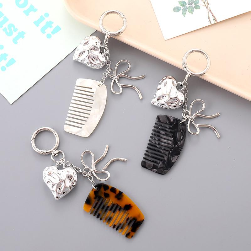 1Pcs Multi-Functional Alien Love Pendant Comb Keychain Car Keyring Decorative Heart Comb For Gifts Mobile Phone Hanging Decor