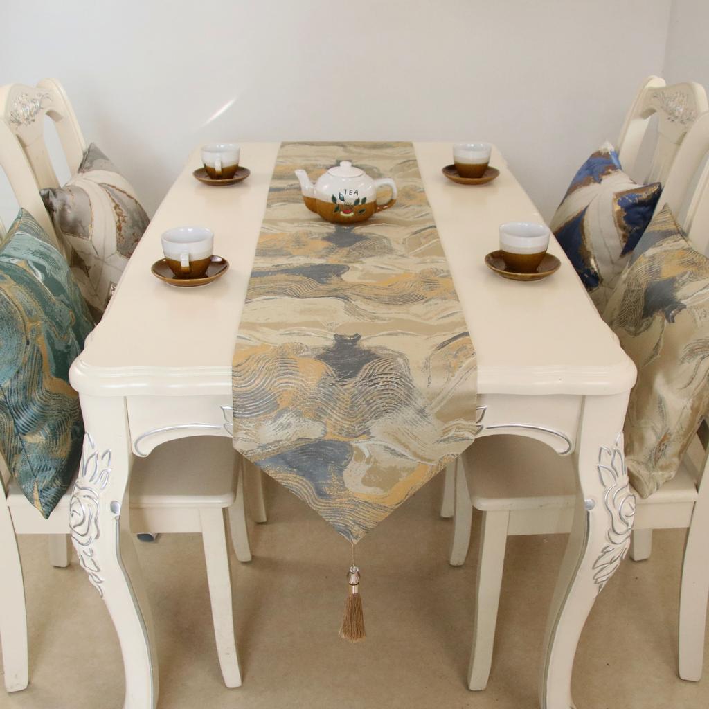 Drapeau de Table Minimaliste Moderne Motif Vague Jacquard Long Chemin de Table pour Table à Manger Serviette de Table Basse avec Accessoires à Pompons Serviettes Anti-poussière pour le Pied de Lit