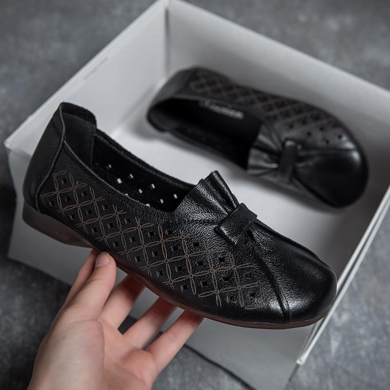 Spring and summer new mother sandals flat bottom non-slip hollowed out elderly shoes shallow mouth low top breathable retro sandals