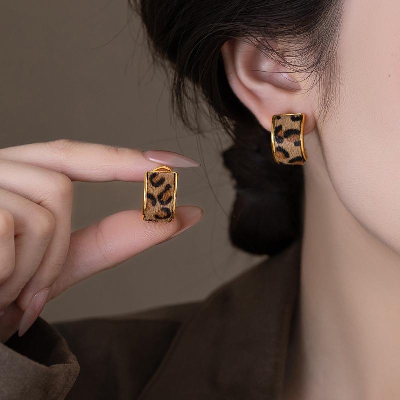 Luxury Retro Leopard Print C-Shaped Hoop Earrings For Women Elegant Metal C-Ring Hollow Earrings Gothic Charms Jewelry Gifts