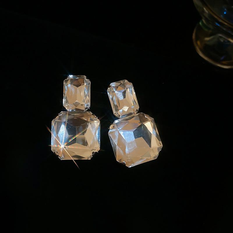 Set Orecchini a Bottone Quadrati con Strass e Collana: Design alla moda e retrò per donne