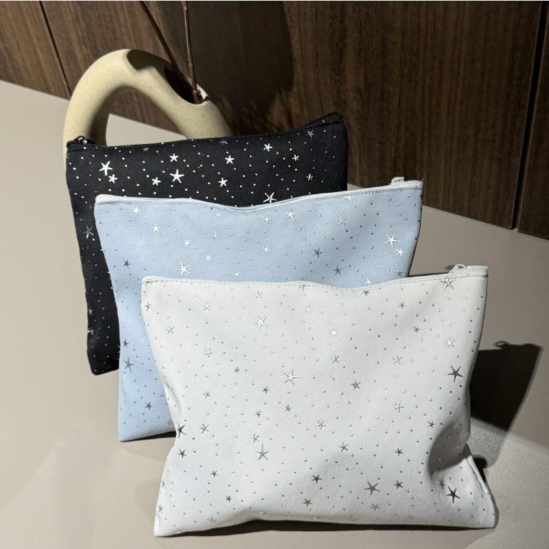 The new star polka dot clutch bag has a large capacity to go out and is versatile. Portable clutch wash bag, cosmetic storage bag.