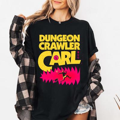 Maglietta Dungeon Crawler Carl T-shirt per Amanti di Libri SciFi Stile Vintage T-shirt Grafica Moda Regalo per Donne T-shirt Unisex