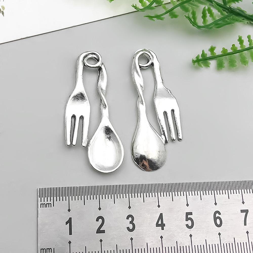 Sada přívěsků na nádobí ze starožitné slitiny stříbra: Nůž, vidlička, lžíce na DIY náramky