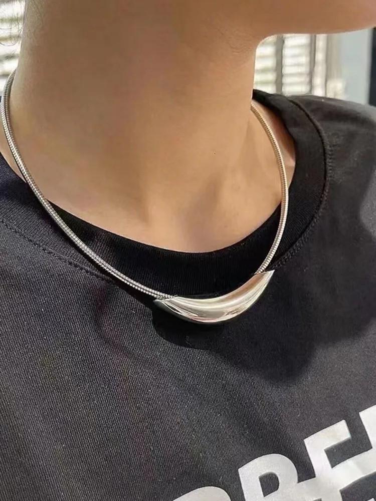 

Ожерелье из титановой стали не тускнеет, высокий металлический локтевой воротник One Size серебряный