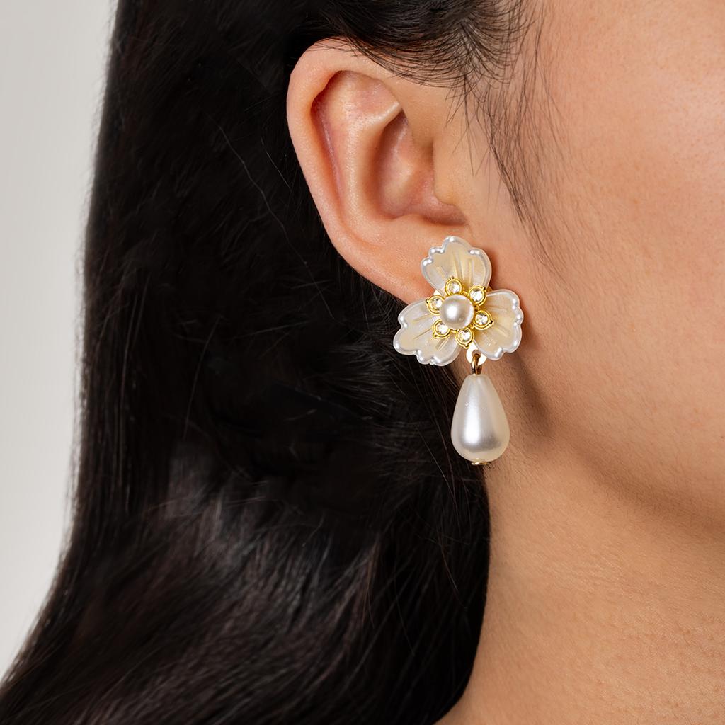1 pair of French retro flower water drop pearl stud earrings, light luxury elegant socialite style earrings