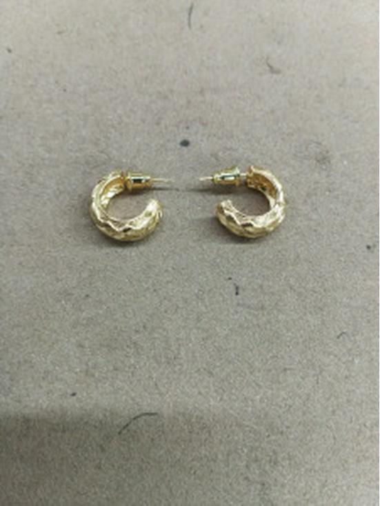 Silver Needle Textured C-Shaped Stud Earrings - Elegant, Simple Ear Jewelry Design